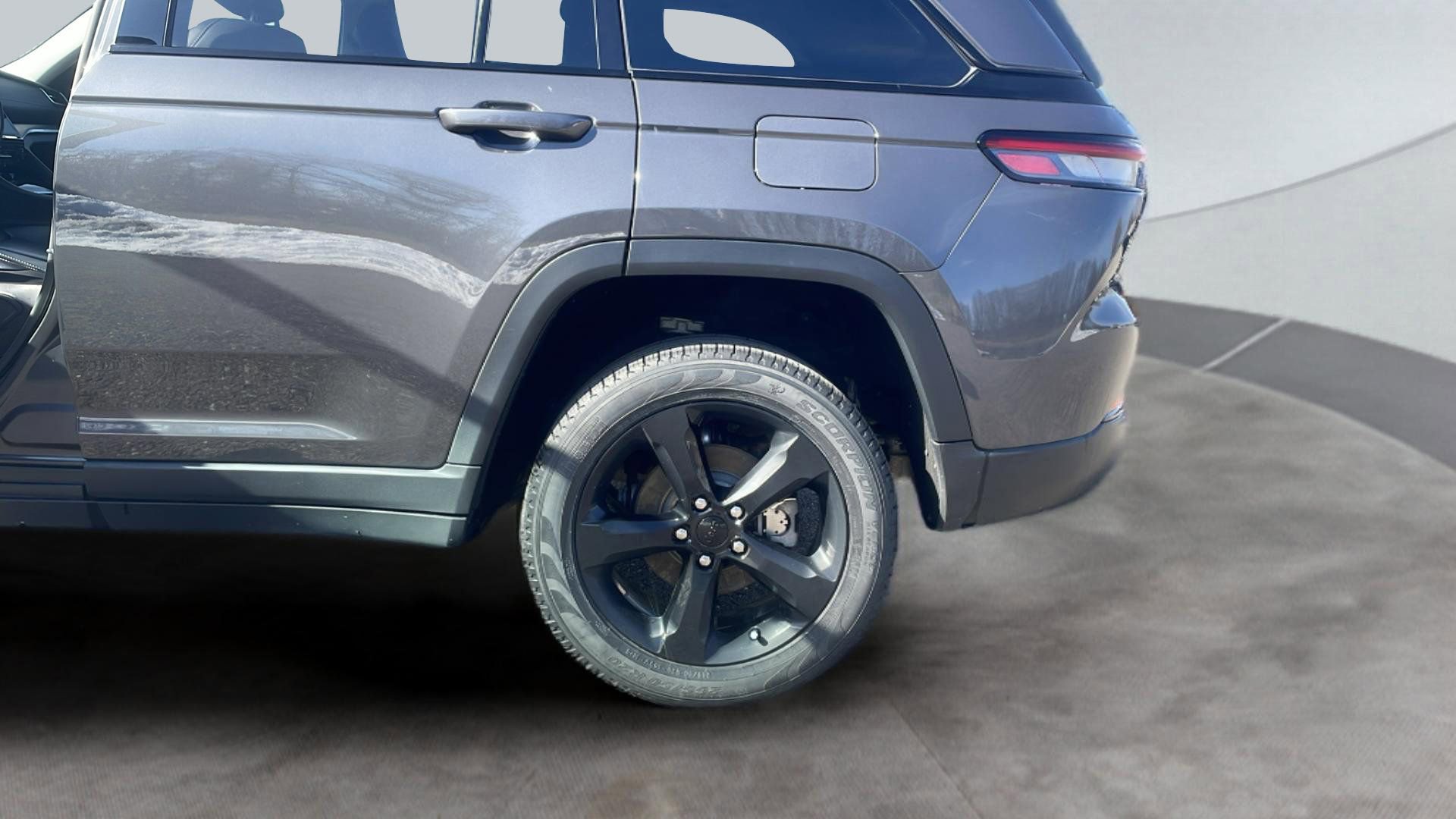 Used 2023 Jeep Grand Cherokee Limited w/ Black Appearance Package AWD/4WD image 25