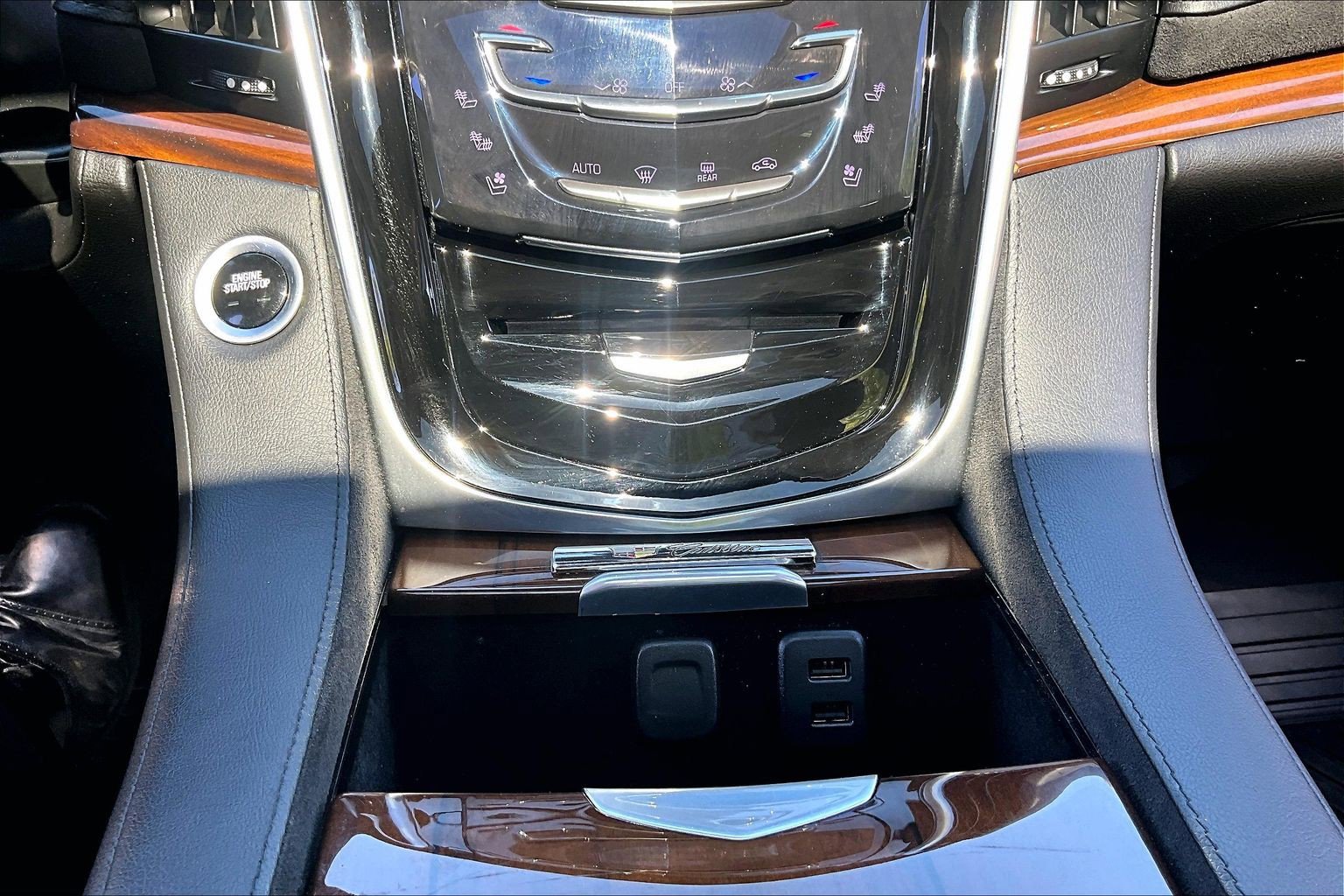 Used 2020 Cadillac Escalade Luxury AWD/4WD image 24