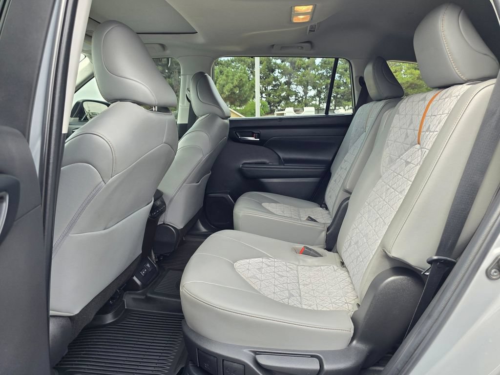 Used 2023 Toyota Highlander Bronze Edition AWD/4WD image 14