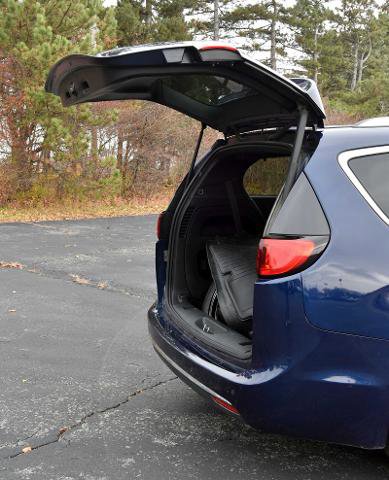 Used 2020 Chrysler Pacifica Touring-L image 9