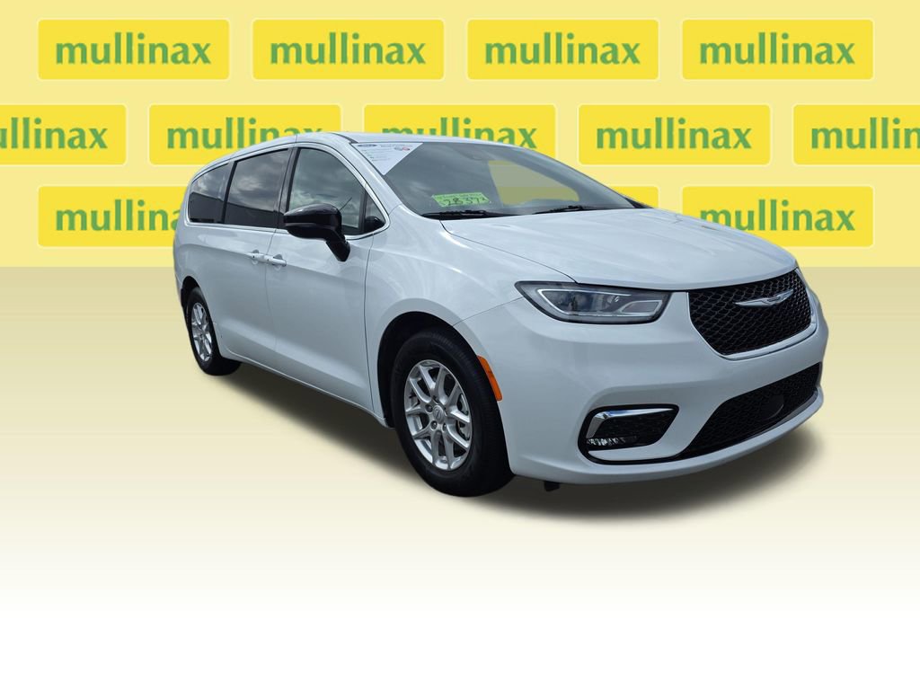 Used 2025 Chrysler Pacifica Select FWD image 1