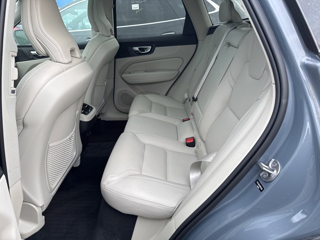 Used 2022 Volvo XC60 B5 Inscription image 8