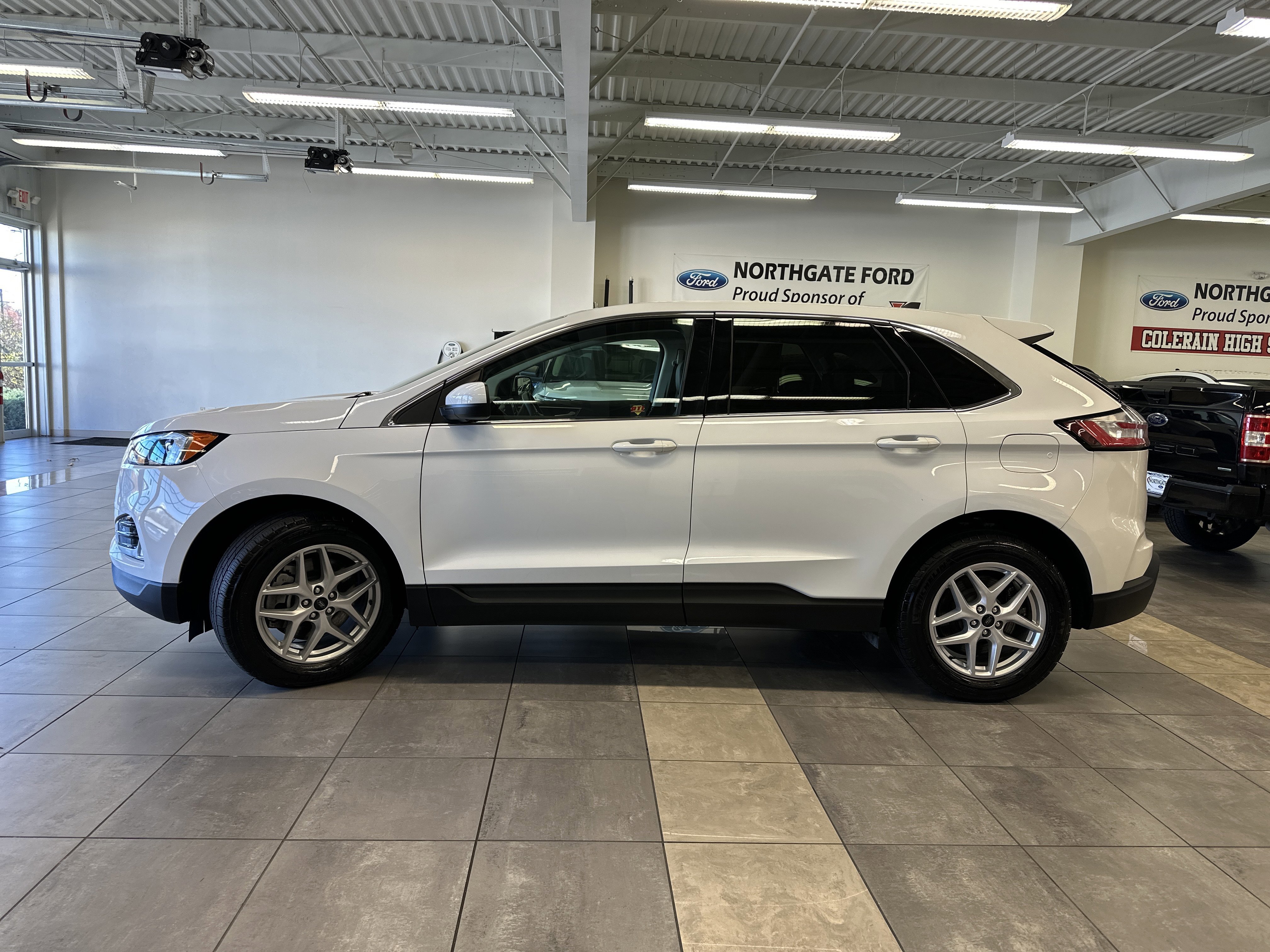 Certified 2023 Ford Edge SEL w/ Convenience Package image 2