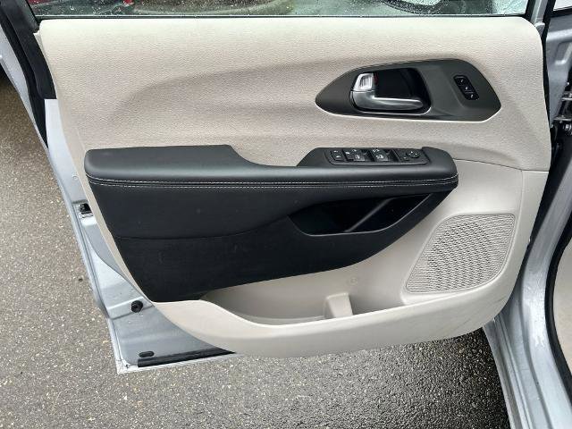 Used 2024 Chrysler Pacifica Touring-L image 17