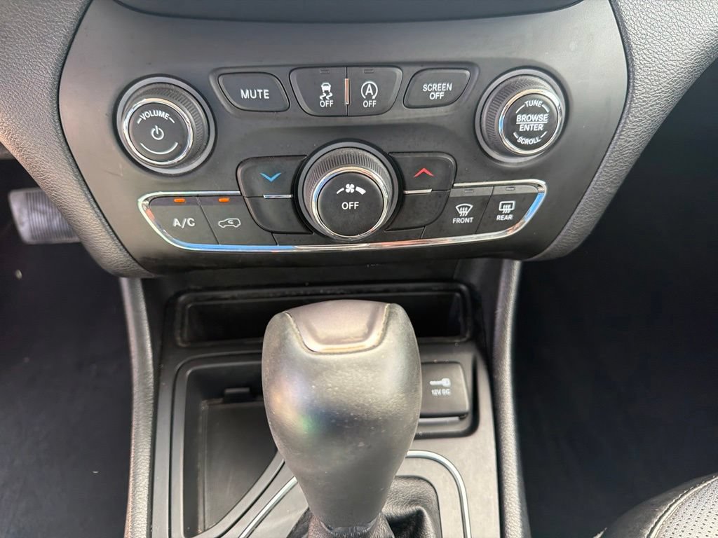 Used 2021 Jeep Cherokee Latitude Lux FWD image 28