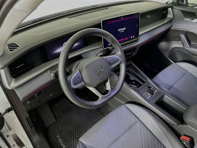 Used 2025 Volkswagen Tiguan SE w/ Panoramic Sunroof Package AWD/4WD image 2