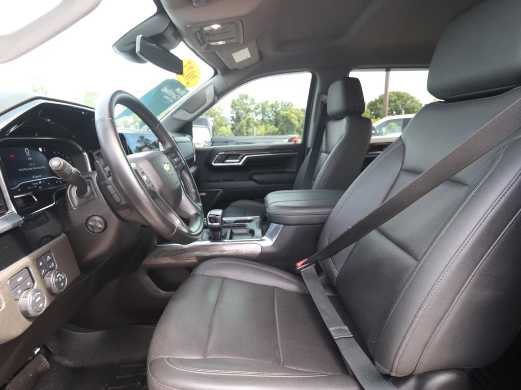 Used 2023 Chevrolet Silverado 1500 LTZ AWD/4WD image 2