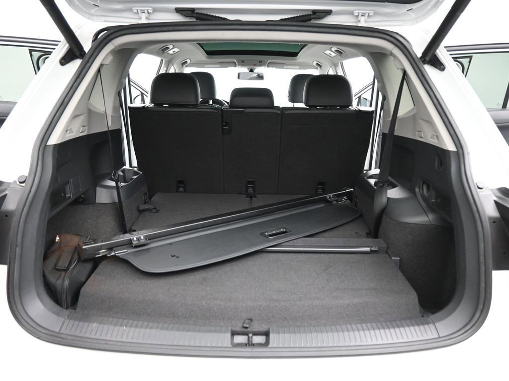Used 2018 Volkswagen Tiguan SEL w/ 3rd Row Seat Package image 48