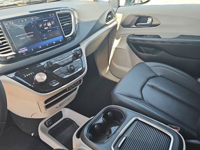 Used 2024 Chrysler Pacifica Touring-L FWD image 23