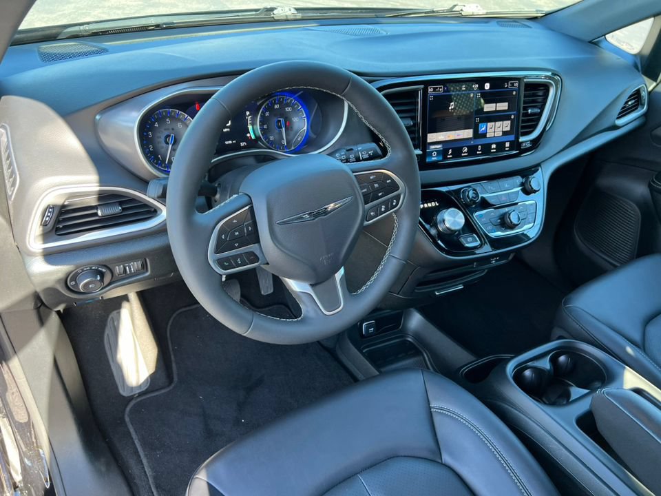 Used 2026 Chrysler Pacifica Select FWD image 17