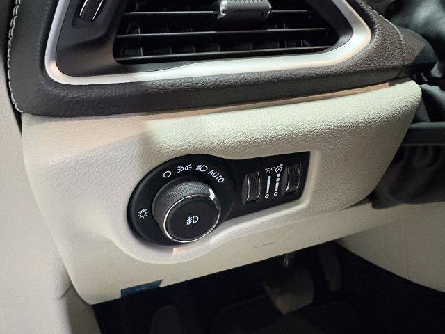 Used 2022 Chrysler Pacifica Touring-L FWD image 23