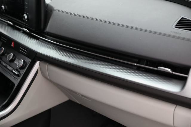 Used 2024 Kia Carnival LX image 30