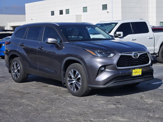 Used 2023 Toyota Highlander XLE image 3