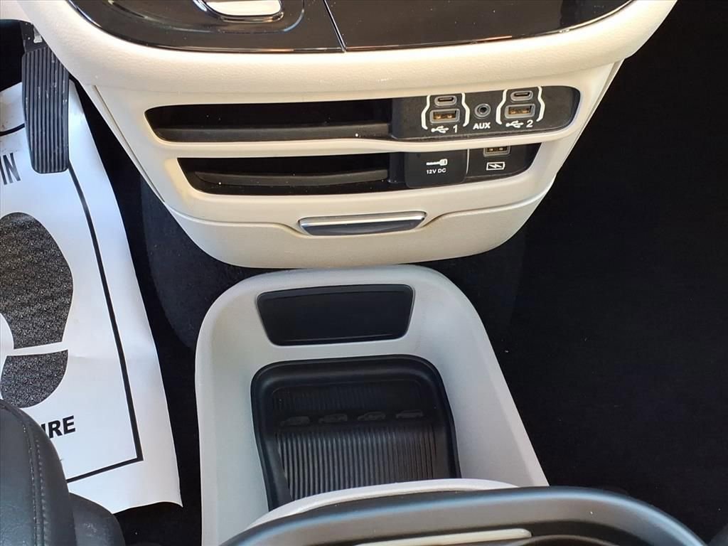 Used 2022 Chrysler Pacifica Touring-L image 12