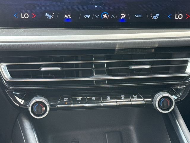 Used 2025 Chevrolet Traverse LT image 28