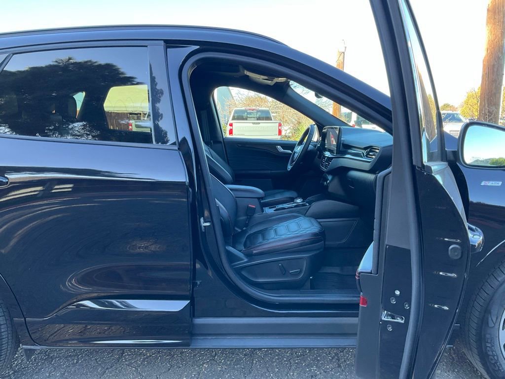 Certified 2024 Ford Escape ST-Line Elite w/ Premium Technology Package image 63