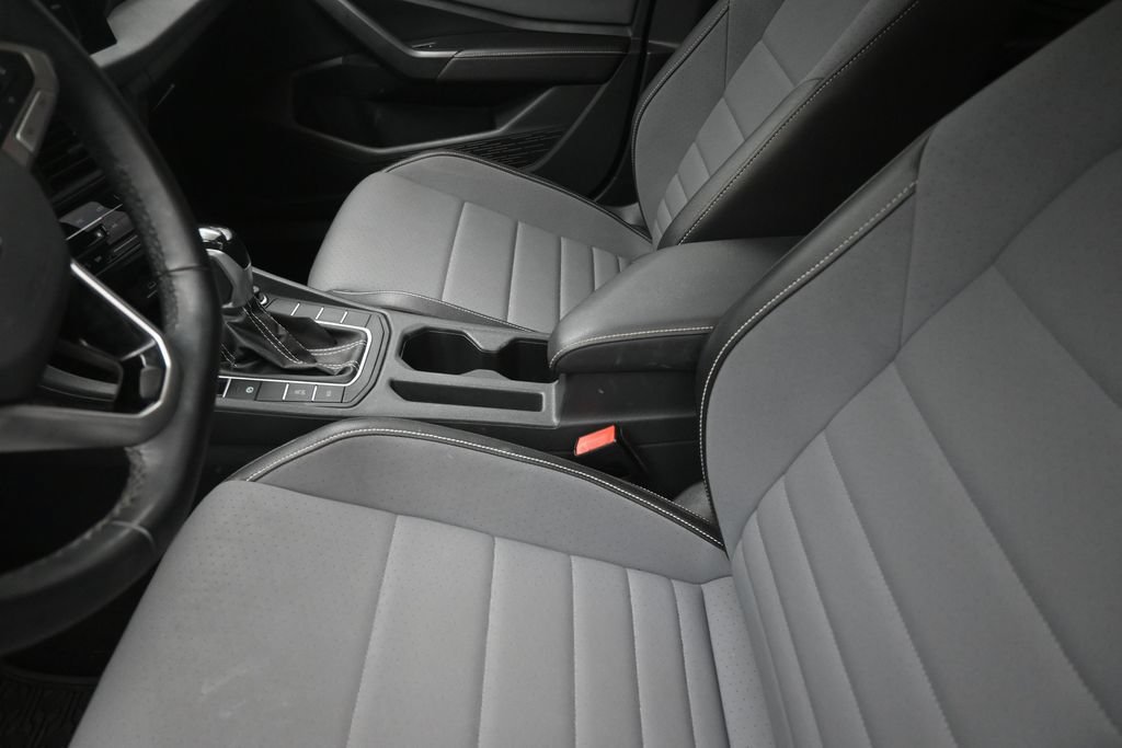 Used 2025 Volkswagen Jetta SE w/ Sunroof Package FWD image 21