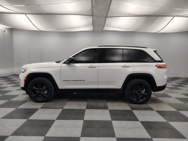 Used 2024 Jeep Grand Cherokee Limited w/ Black Appearance Package AWD/4WD image 9