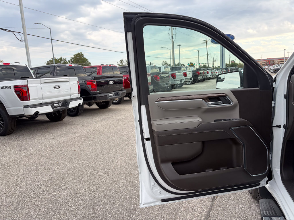 Used 2024 Chevrolet Silverado 1500 LT w/ Leather Package AWD/4WD image 12