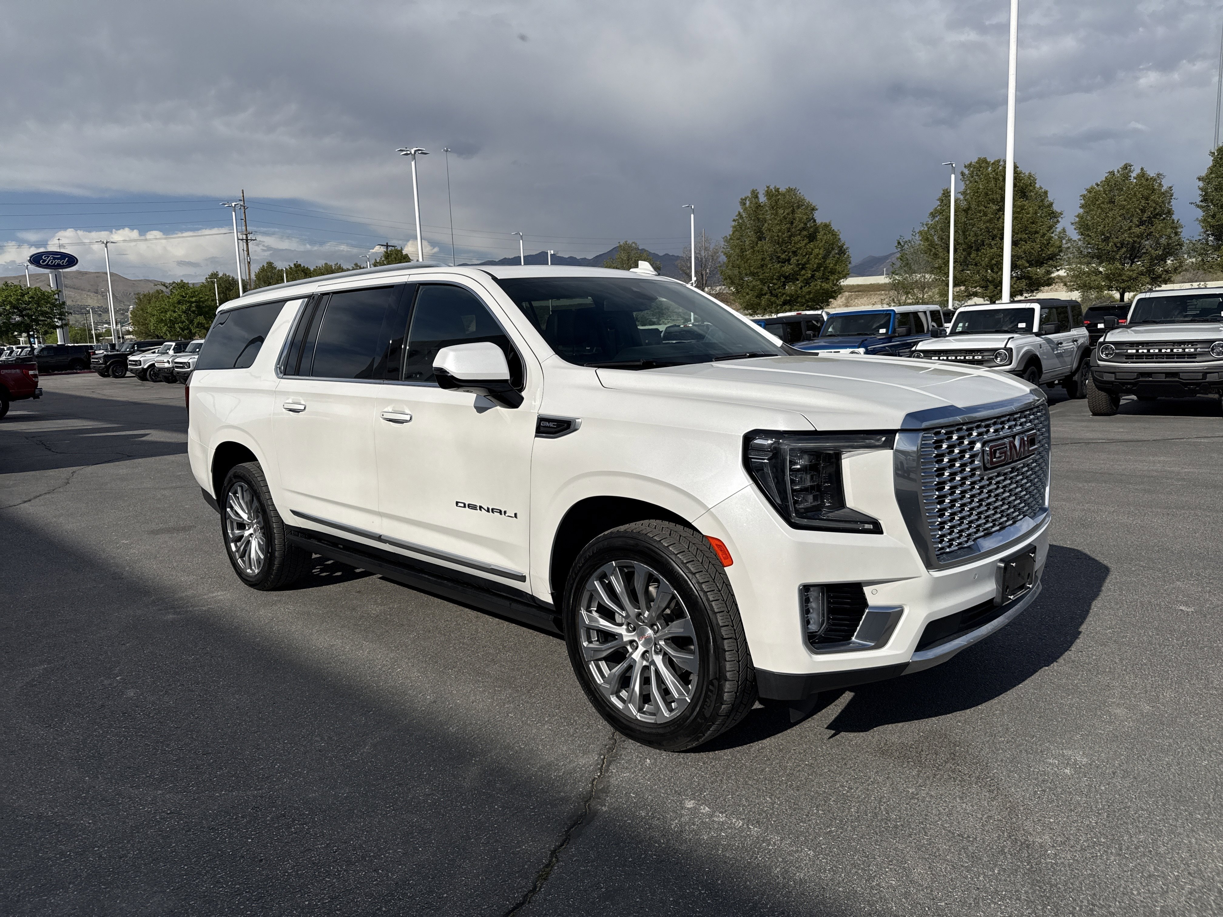 Used 2023 GMC Yukon XL Denali AWD/4WD image 7