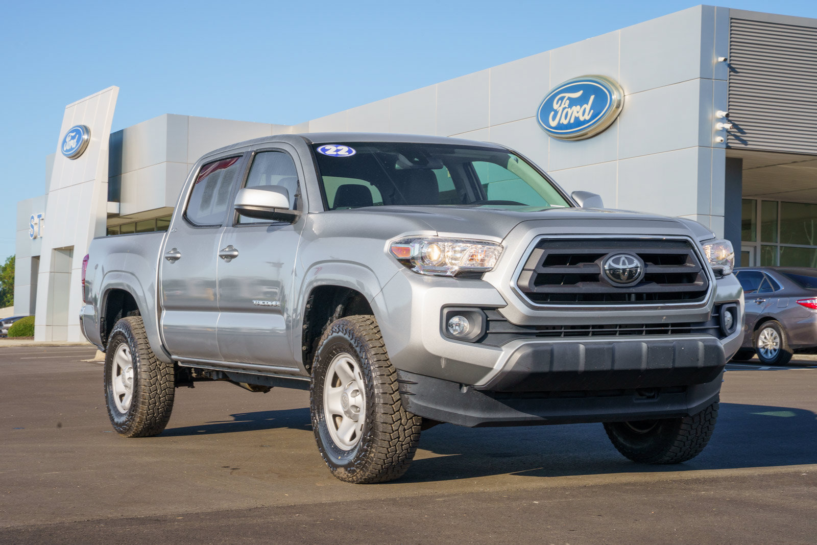 Used 2022 Toyota Tacoma SR5 RWD image 1