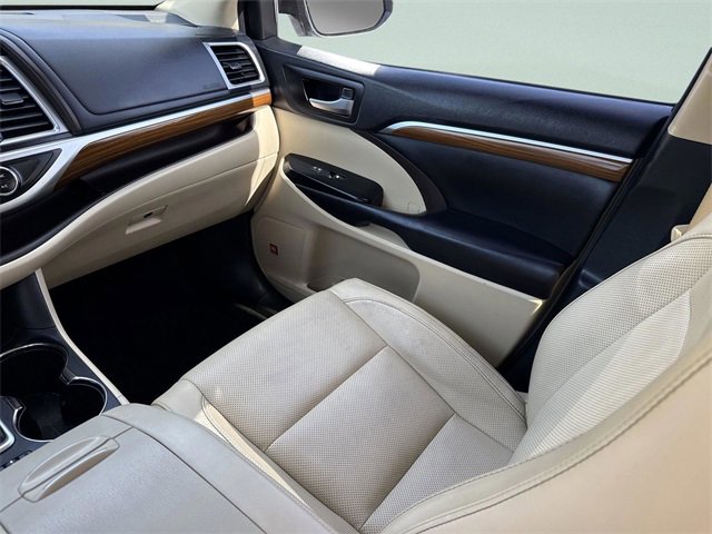 Used 2017 Toyota Highlander Limited image 29