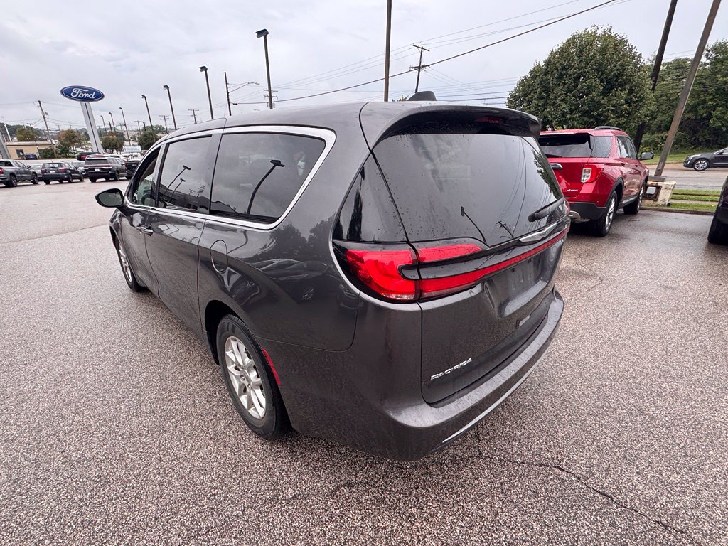 Used 2023 Chrysler Pacifica Touring-L FWD image 3