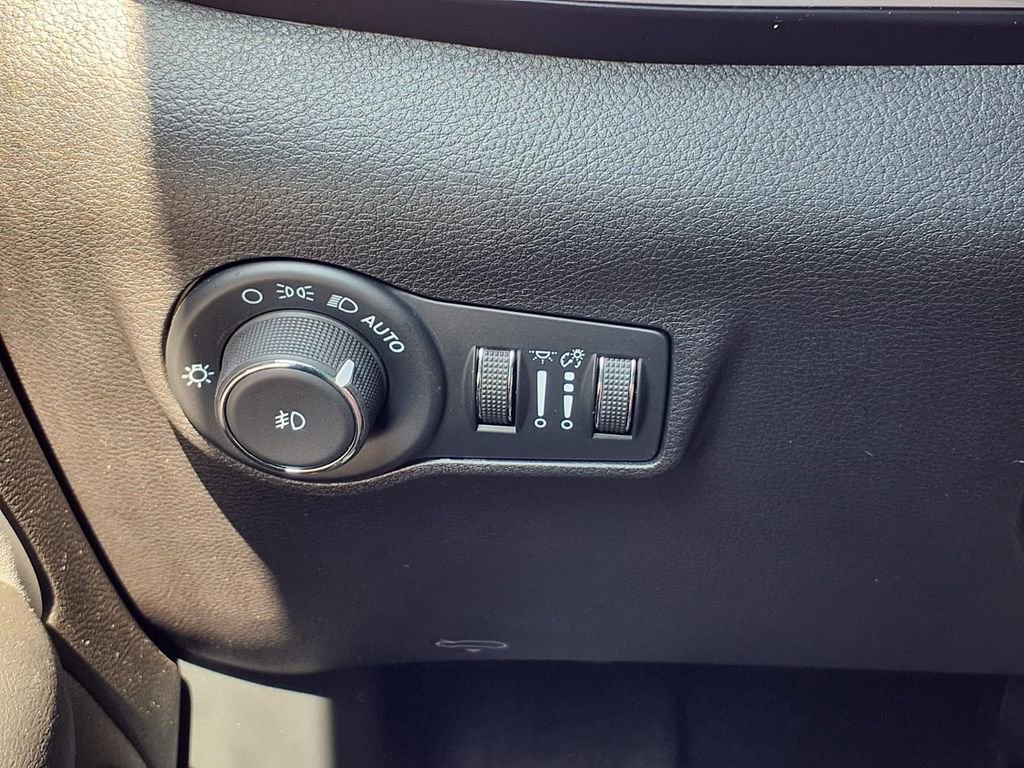 Used 2025 Jeep Compass Limited AWD/4WD image 17