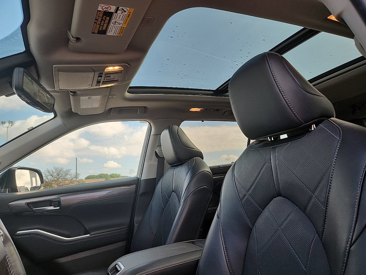 Used 2024 Toyota Highlander Platinum FWD image 7