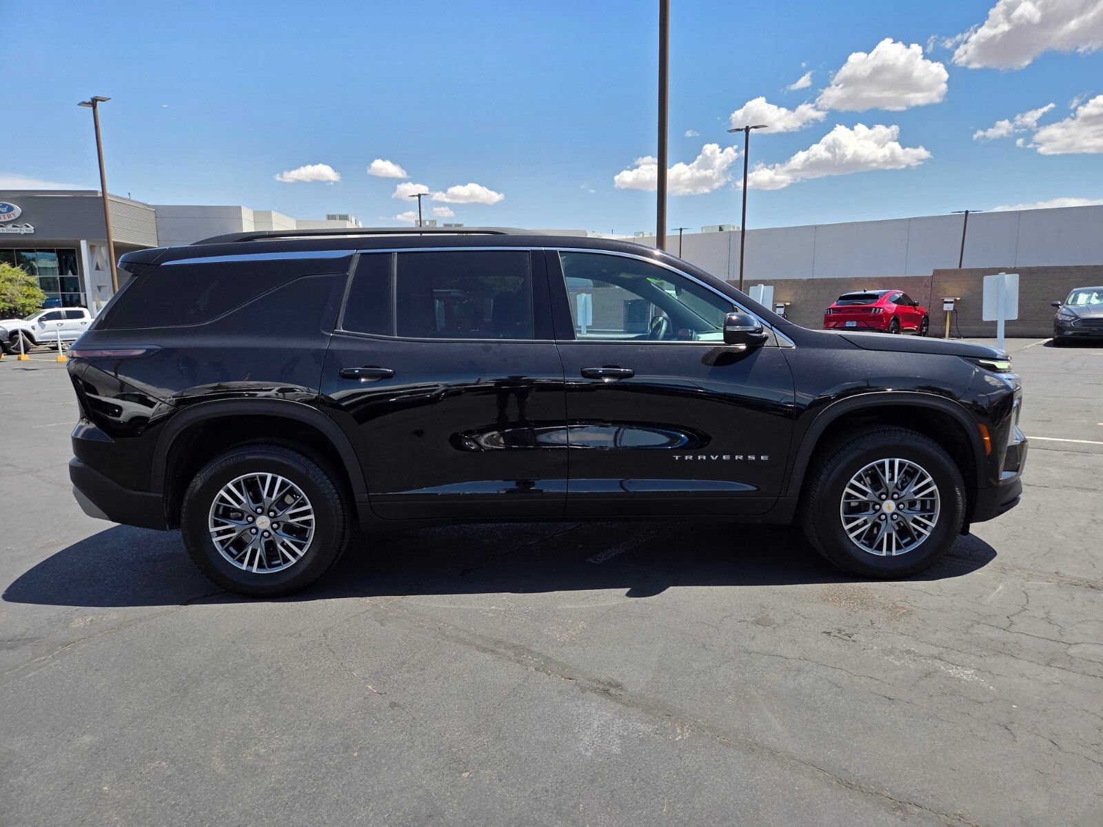 Used 2025 Chevrolet Traverse LT FWD image 7