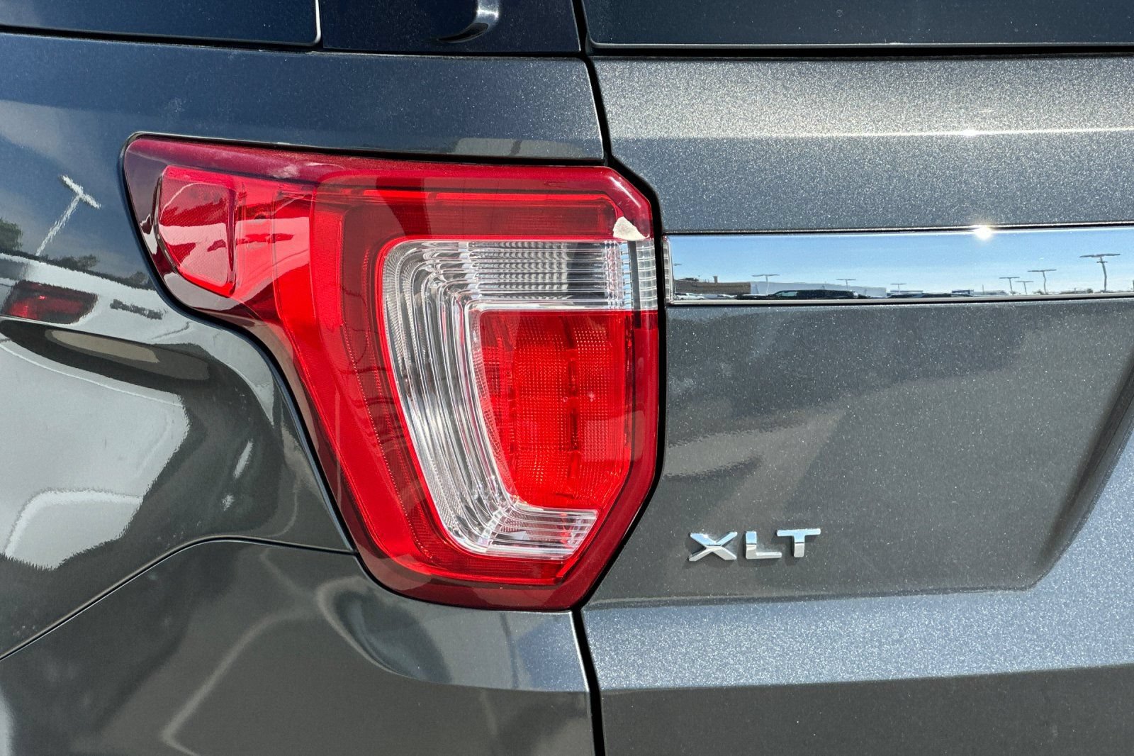 Certified 2018 Ford Explorer XLT FWD image 27