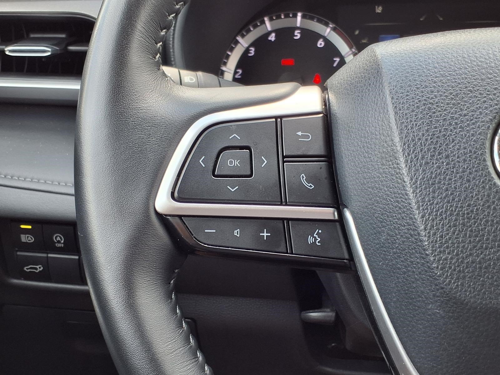 Used 2025 Toyota Highlander LE FWD image 25
