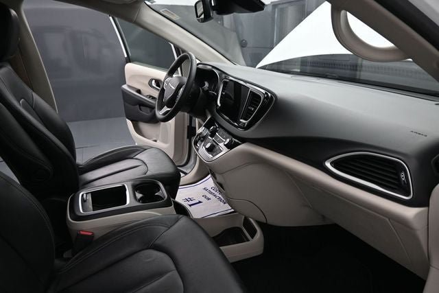 Used 2022 Chrysler Pacifica Touring-L FWD image 15