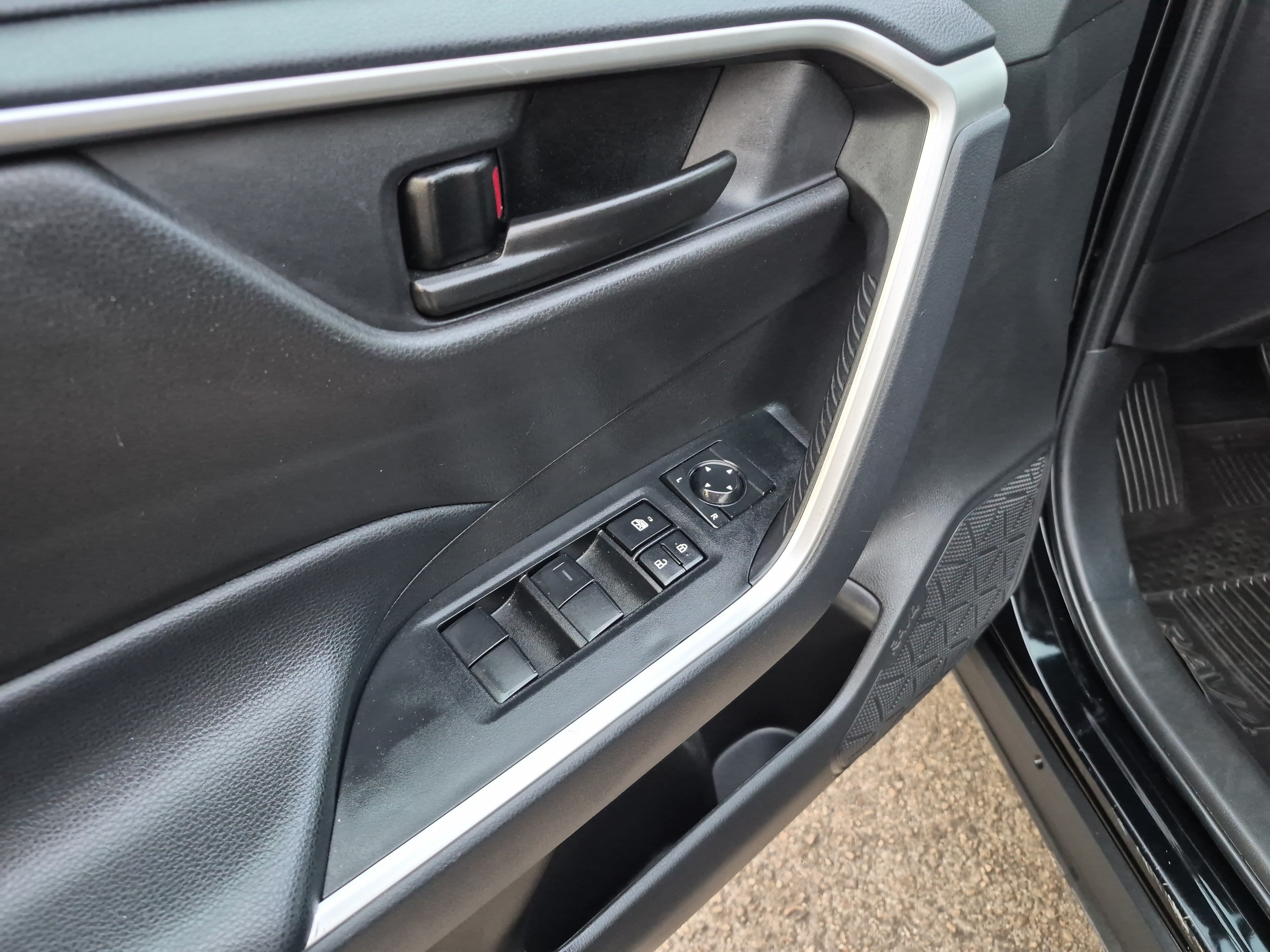 Used 2025 Toyota RAV4 LE FWD image 9
