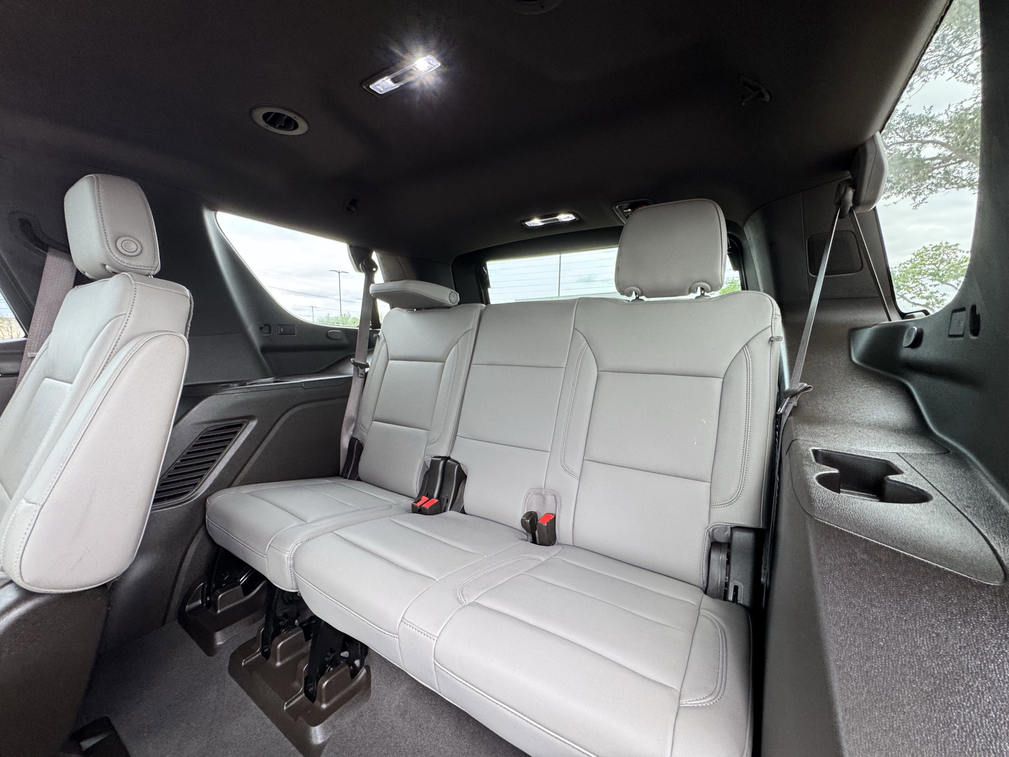 Used 2021 Chevrolet Tahoe Z71 w/ Luxury Package AWD/4WD image 25