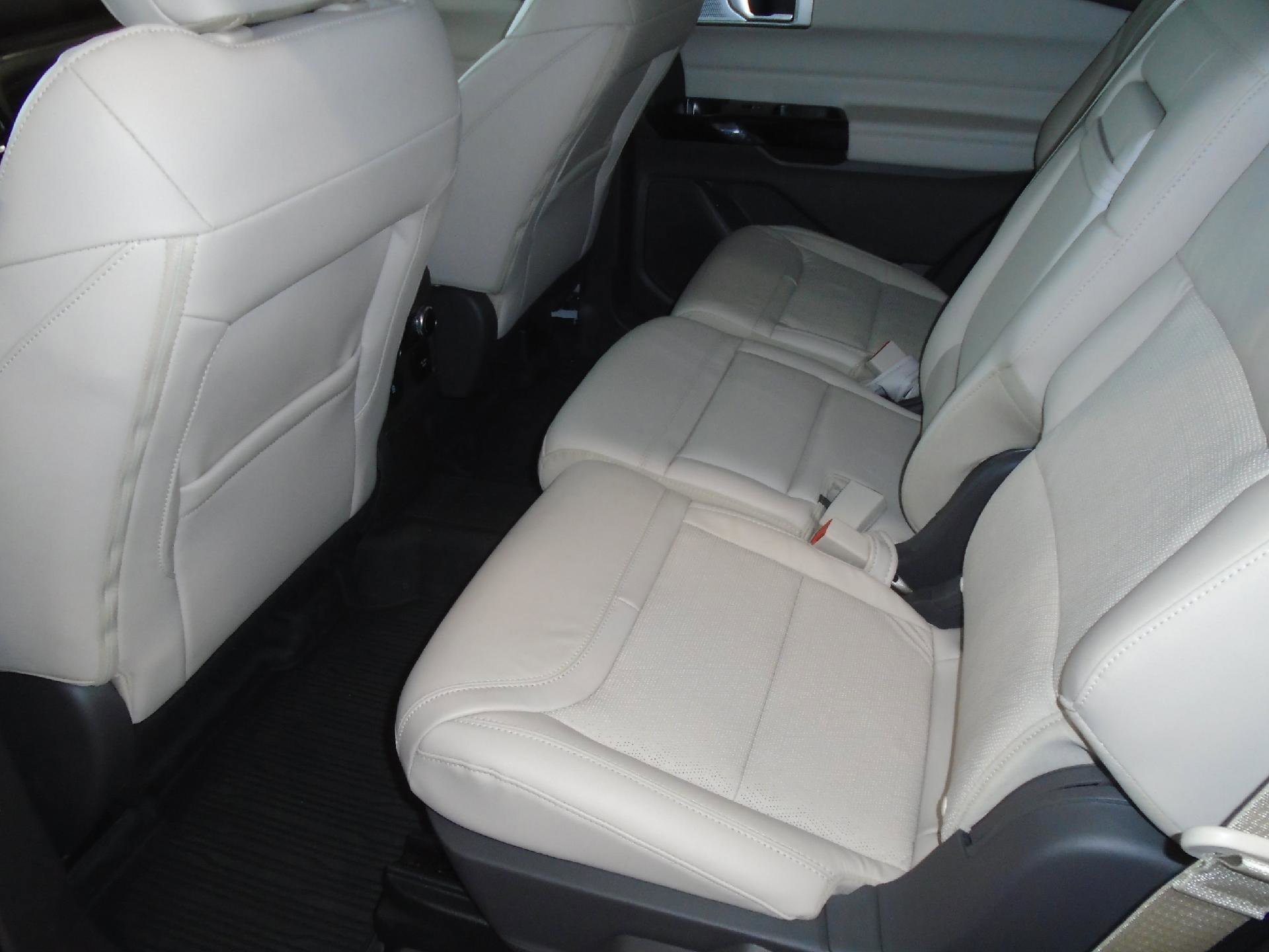 Certified 2023 Ford Explorer Platinum w/ Technology Package AWD/4WD image 7