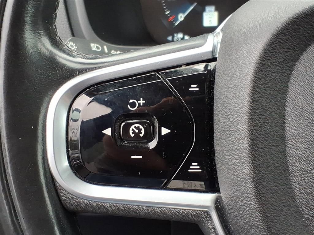 Used 2017 Volvo XC90 T6 Momentum w/ Vision Package image 21