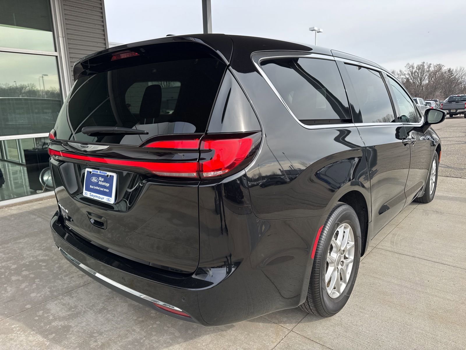 Used 2024 Chrysler Pacifica Touring-L image 5