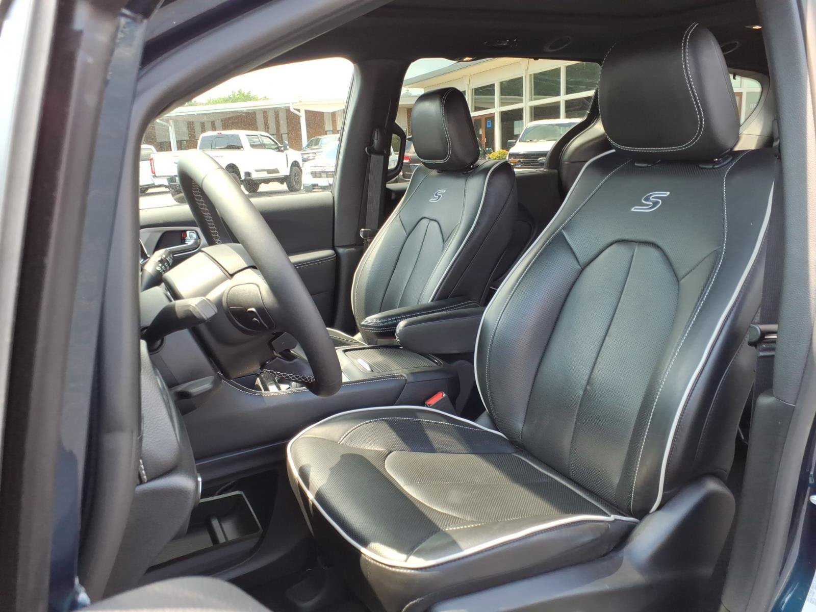 Used 2025 Chrysler Pacifica Limited FWD image 11