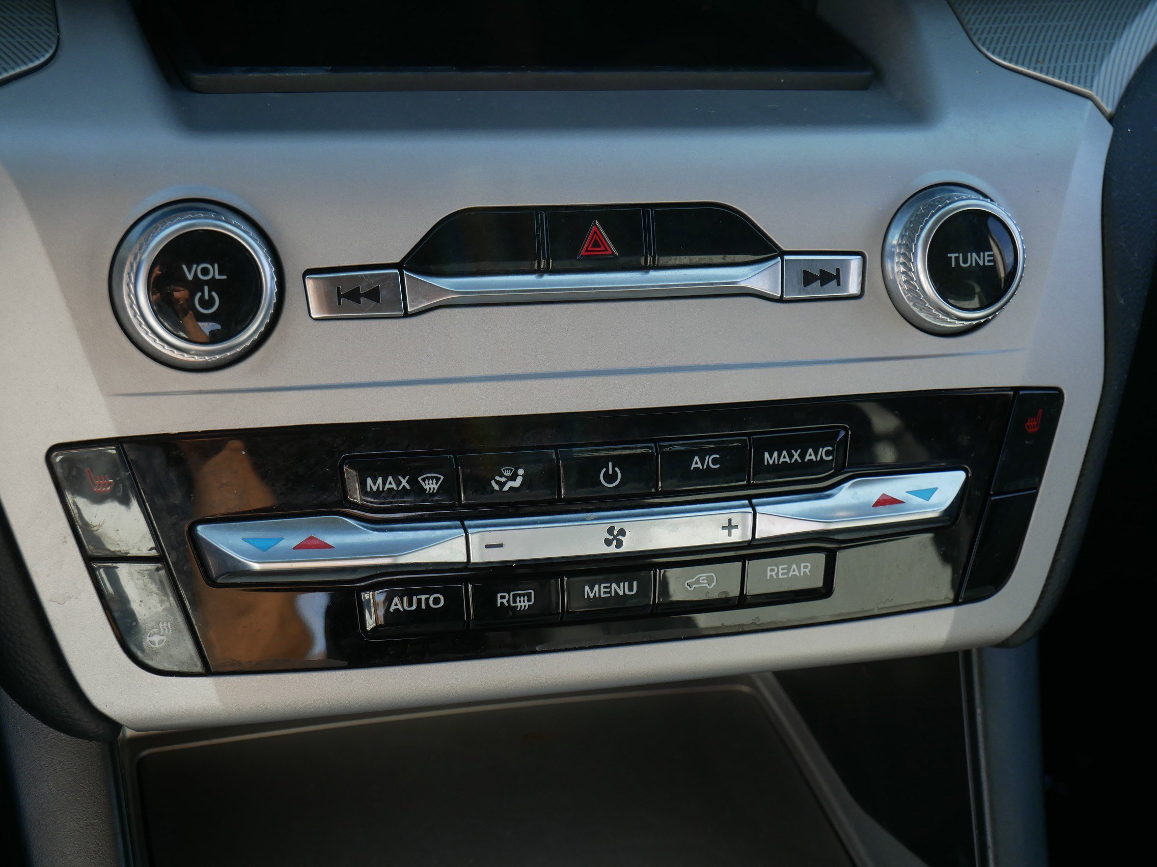 Certified 2024 Ford Explorer XLT w/ Equipment Group 202A image 23