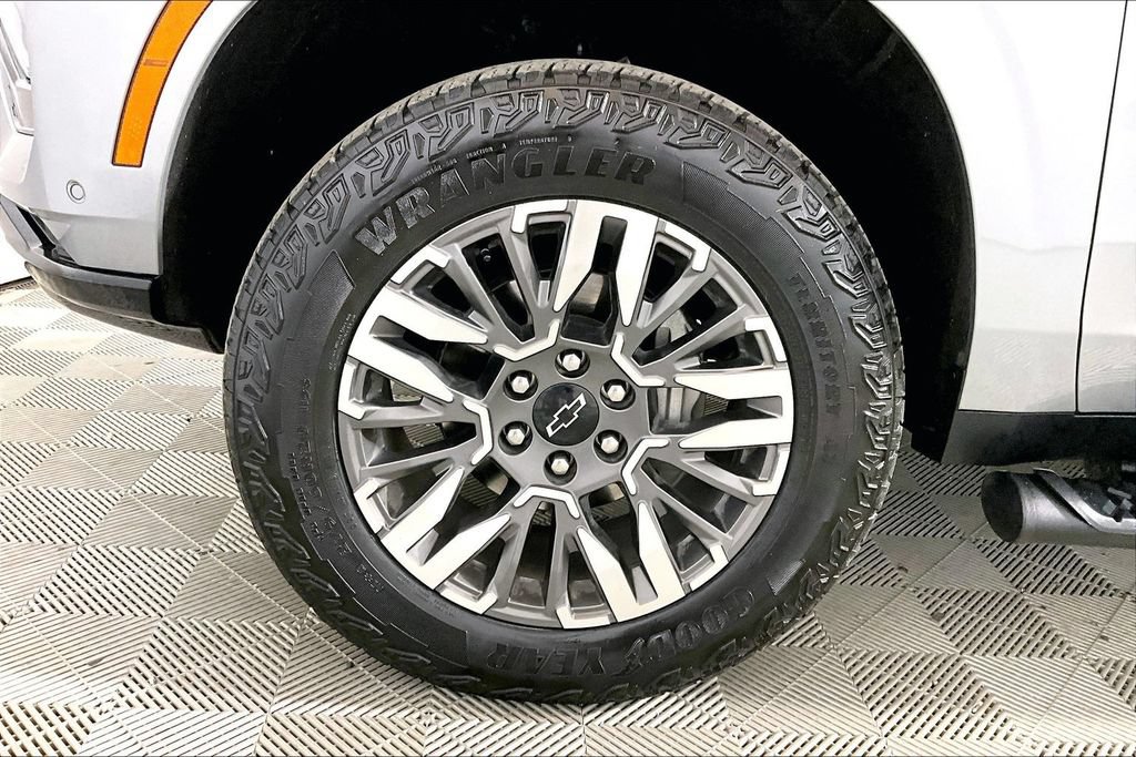 Used 2025 Chevrolet Suburban Z71 AWD/4WD image 7