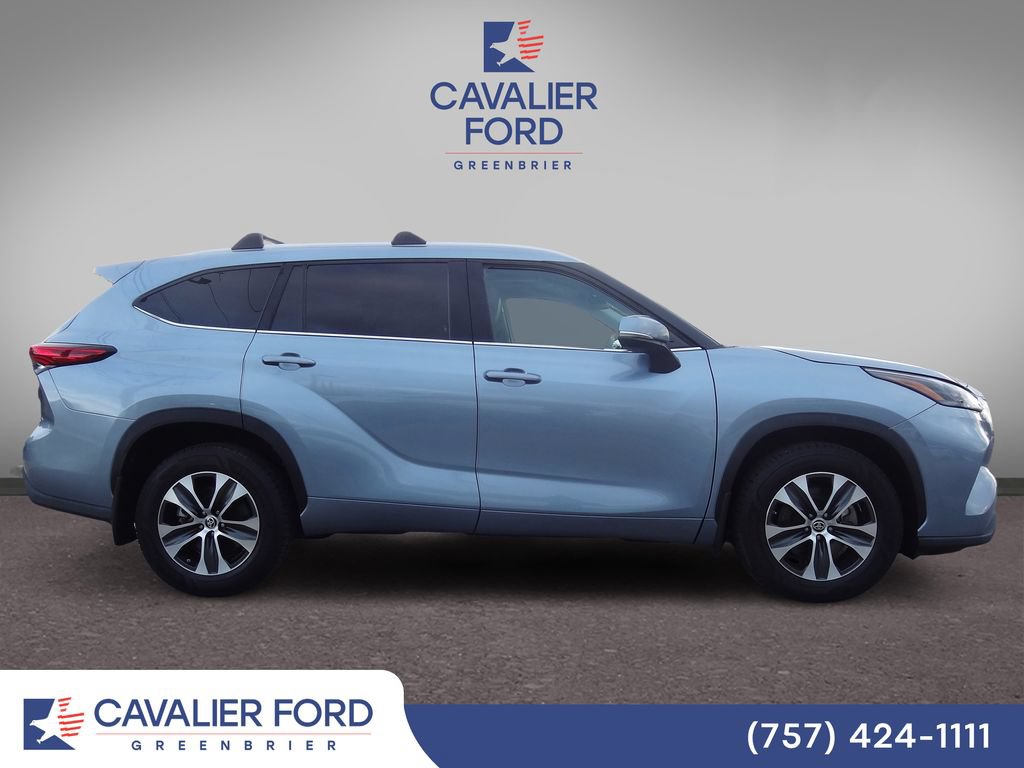 Used 2022 Toyota Highlander XLE AWD/4WD image 2