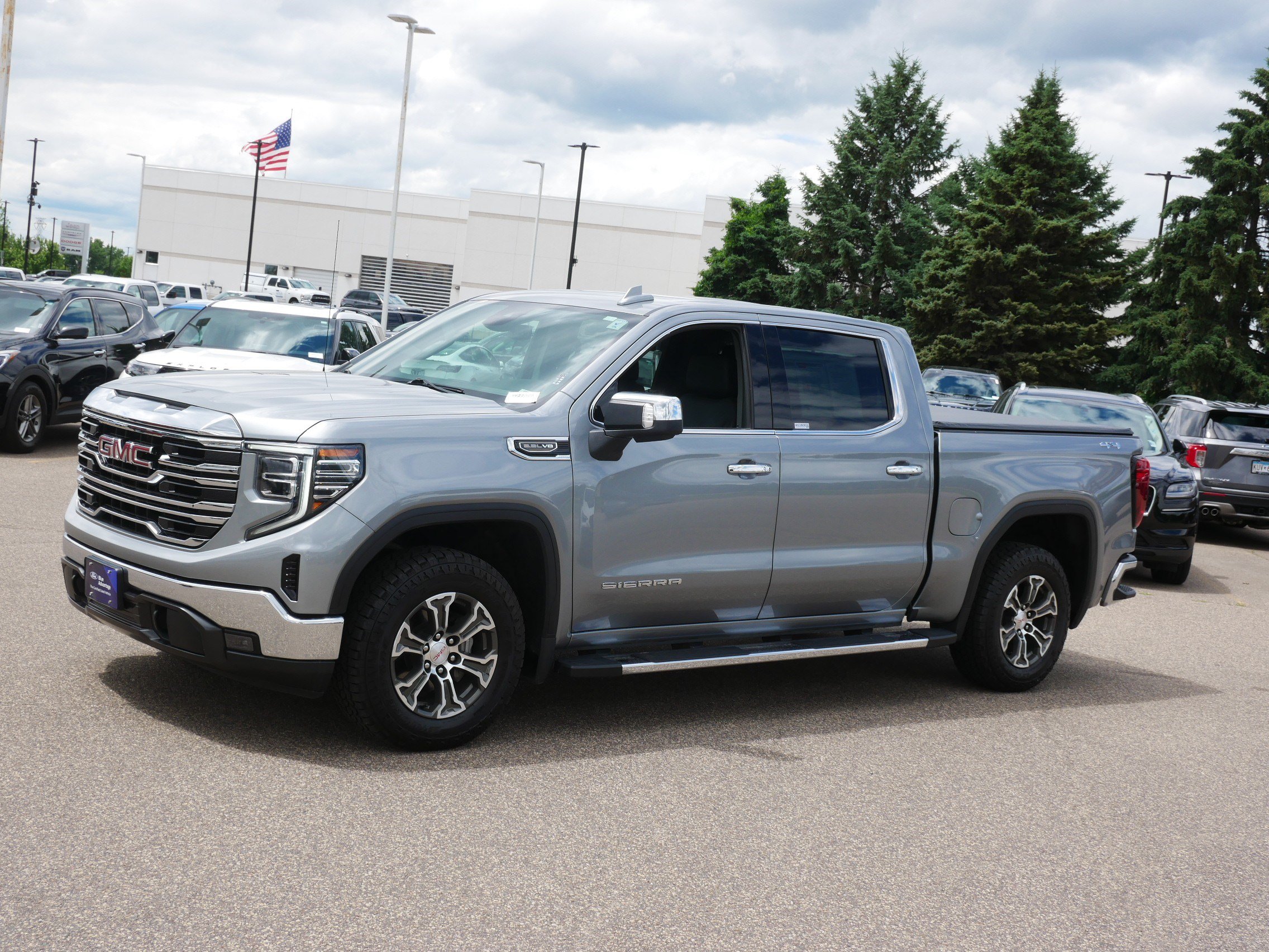 Used 2024 GMC Sierra 1500 SLT AWD/4WD image 3