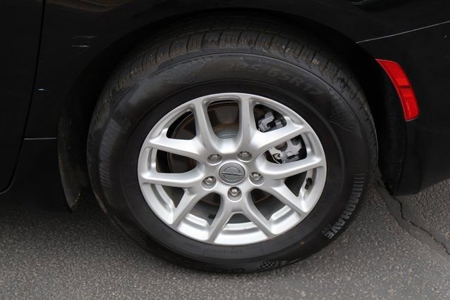 Used 2024 Chrysler Pacifica Touring-L image 16