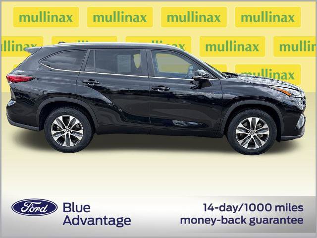 Used 2023 Toyota Highlander XLE FWD image 2