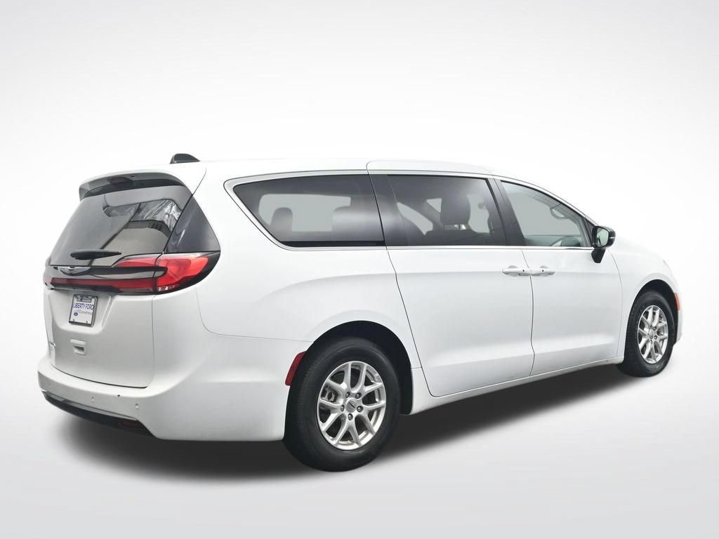 Used 2024 Chrysler Pacifica Touring-L FWD image 6