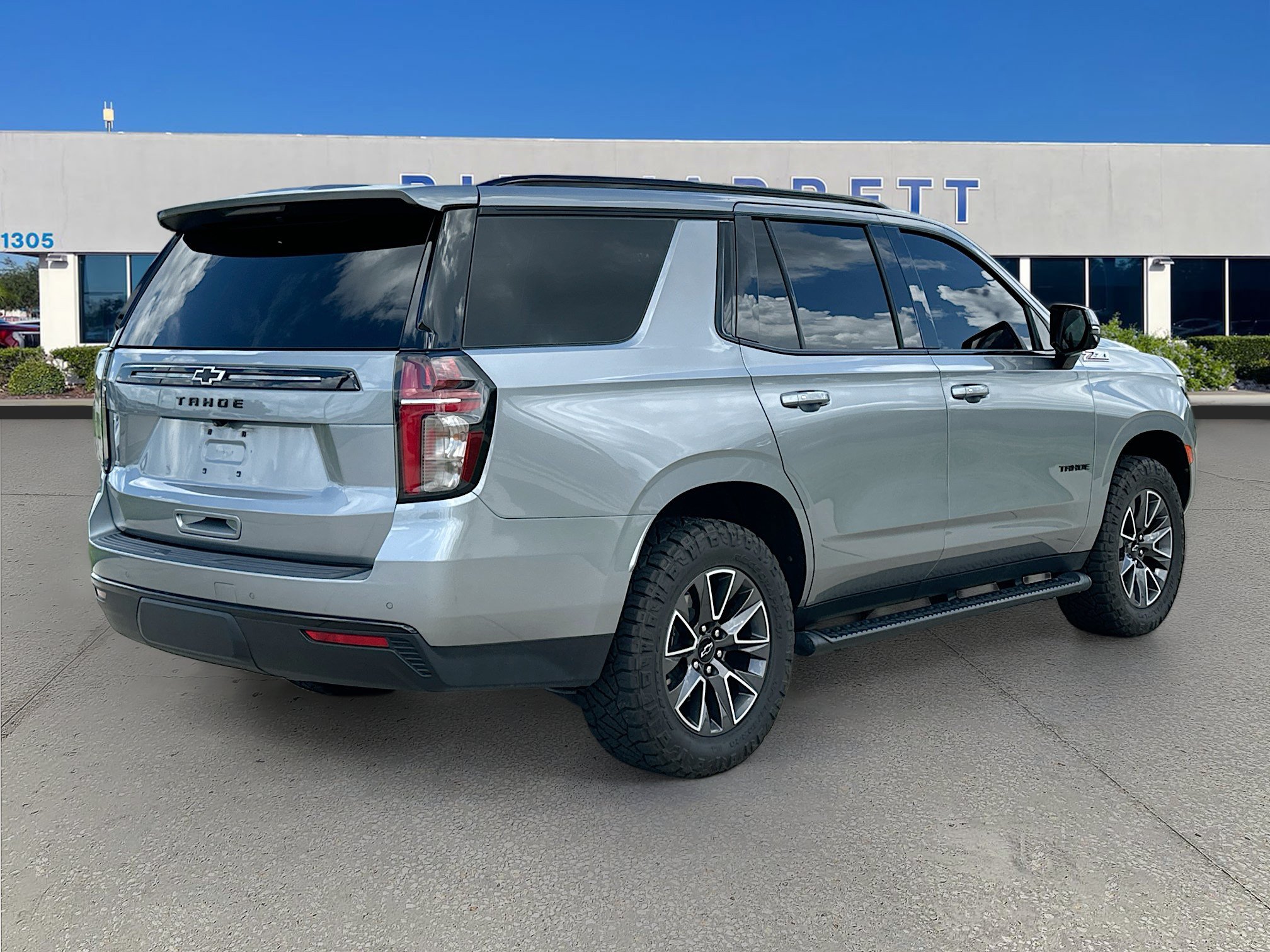 Used 2023 Chevrolet Tahoe Z71 w/ Luxury Package AWD/4WD image 7