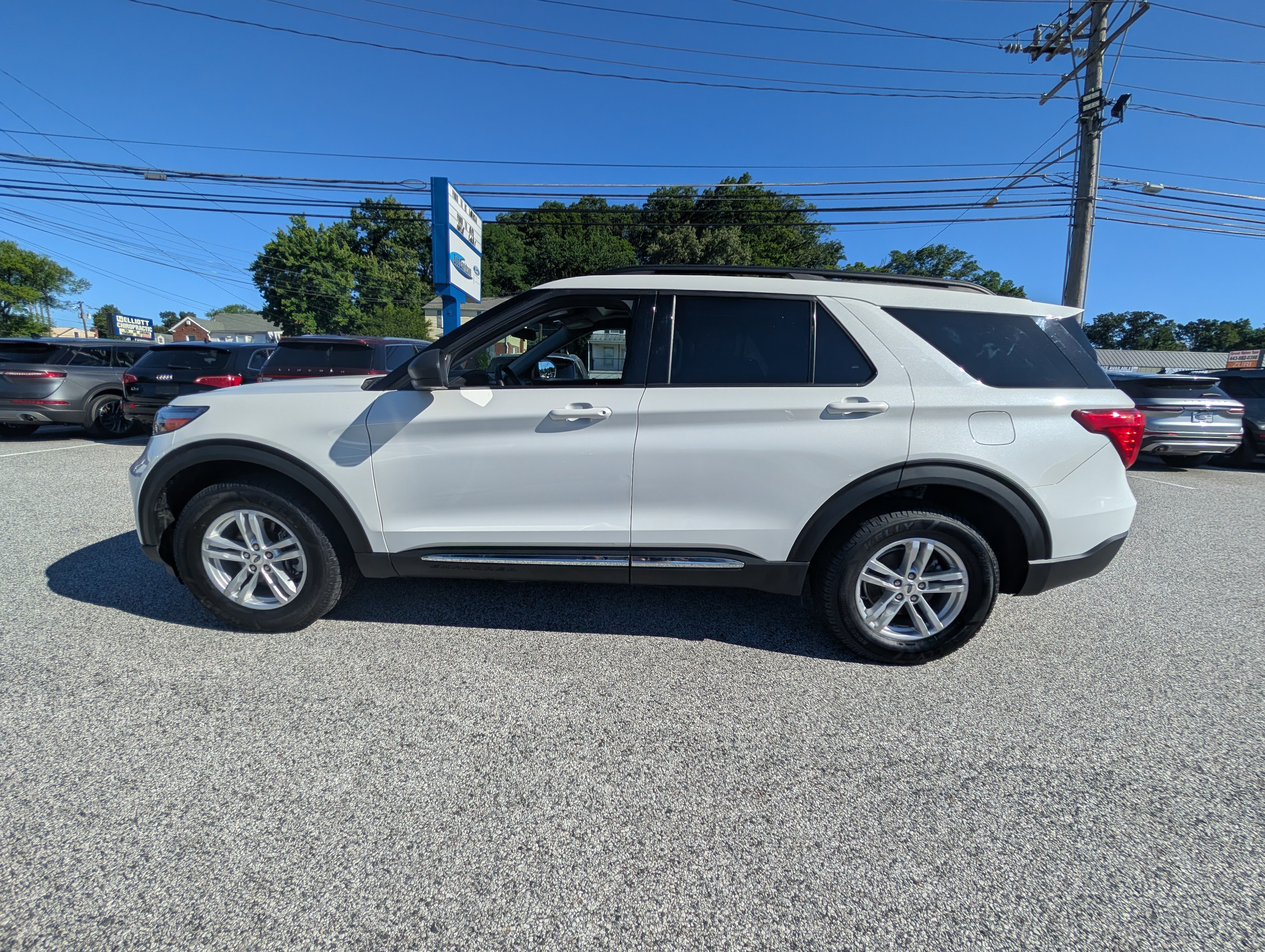 Certified 2022 Ford Explorer XLT w/ Equipment Group 202A AWD/4WD image 3