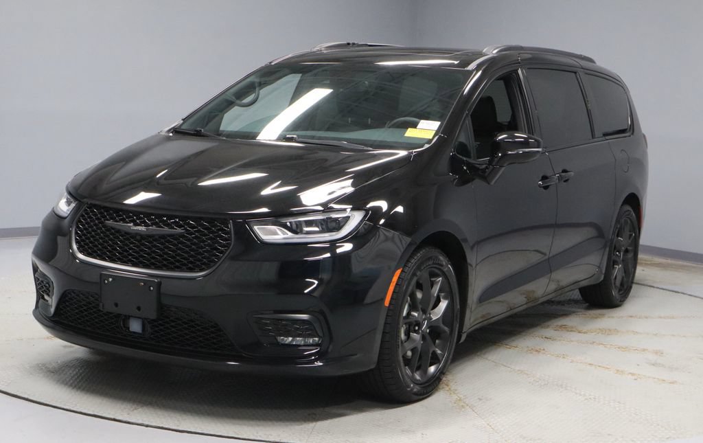 Used 2025 Chrysler Pacifica Limited FWD image 7