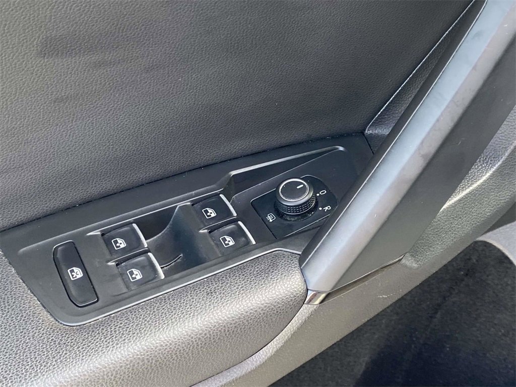 Used 2019 Volkswagen Tiguan SE image 15
